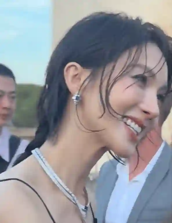 金晨最新生图撞脸金星，湿发造型太油腻，医美感比韩国女星还重