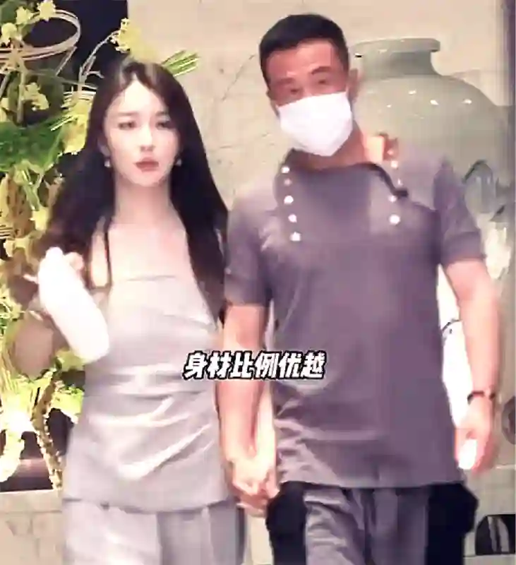 杨坤又上热搜了，饭后与高颜值美女十指相扣回酒店，举止十分亲密