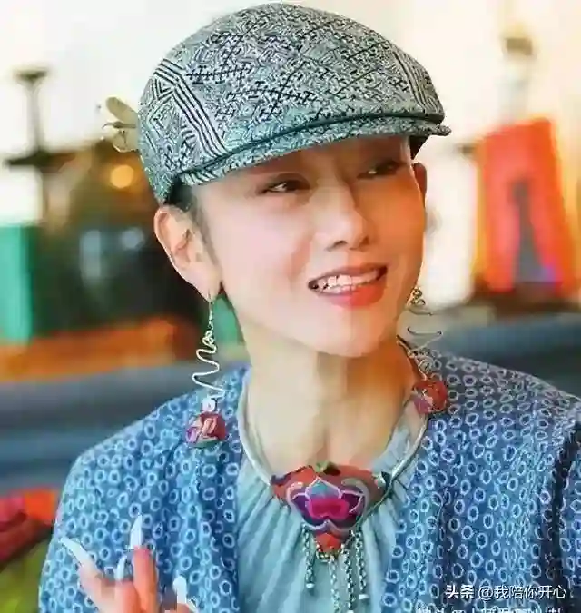 66岁杨丽萍回云南，身材依然完美，网友赞：毫无明星架子！