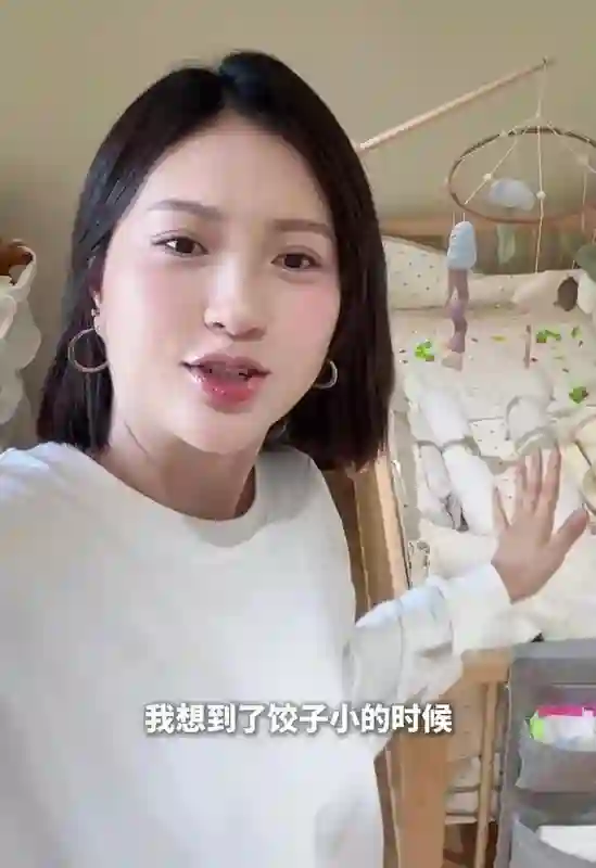 包贝尔老婆出月子回家，二胎儿子单独睡小床，婴儿房装了摄像头