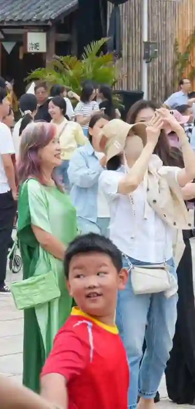 70岁林青霞在江西，穿着时尚一点不显老，与好友谢娜罕见同框