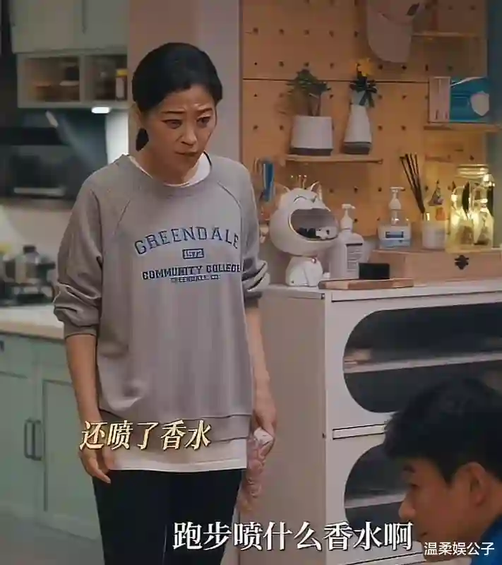 两腮无肉，满脸疲态，颜值竟压梅婷，谁的审美出问题？