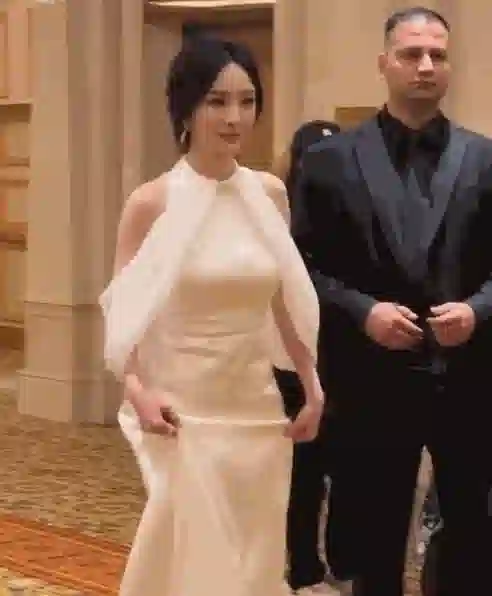 澳门这一晚，被“全裹”出镜的杨幂惊艳，没穿暴露礼服却秒杀全场
