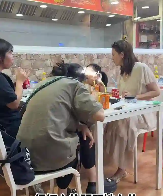 高圆圆在西班牙带女儿吃麻辣烫，女儿长相随爸爸，皮肤还有点黑