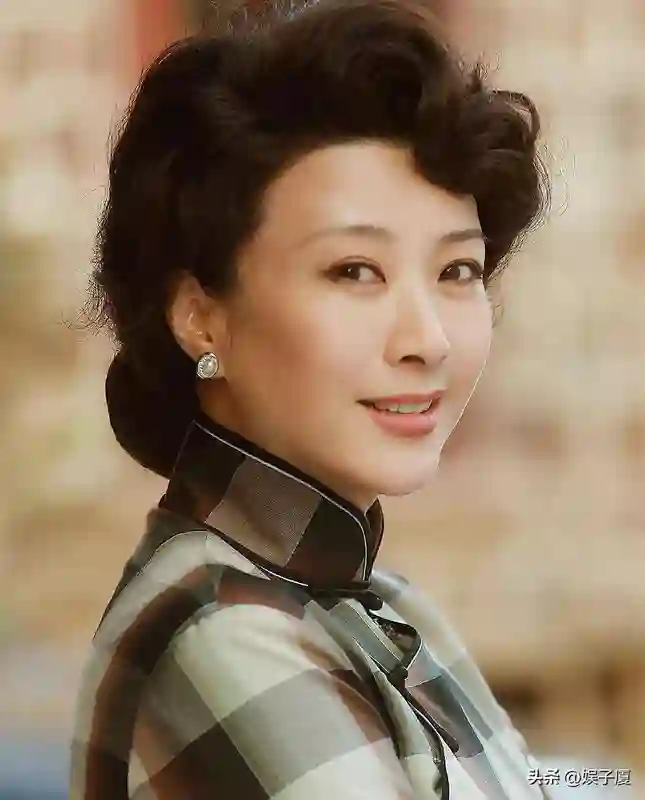 她倾国倾城，却拒绝潜规则，断送前程，如今62岁开创新天地