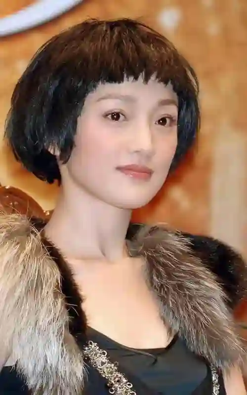 周迅又矮又瘦到底算不算美女？看她年轻照片，才知美人在骨不在皮