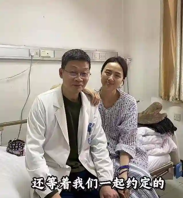 辛柏青朋友圈曝光！师父公开与朱媛媛聊天记录，曝其生前坚持念佛