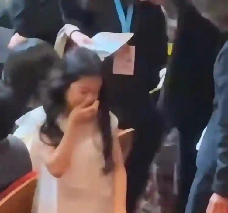 章子怡母女观看《酱园弄》首映，10岁醒醒超可爱，陈可辛为其让座