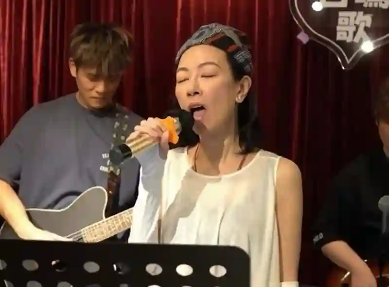 香港知名女星像癌症末期病人，身材消瘦双颊凹陷，体重不到80斤