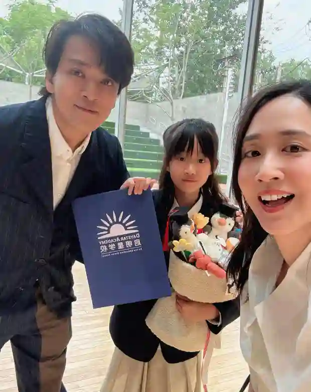 陈晓东西装革履现身女儿小学毕业典礼 状态年轻似哥哥