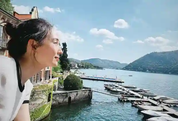 张钧甯生日晒海边素颜照，戴墨镜漫步超惬意