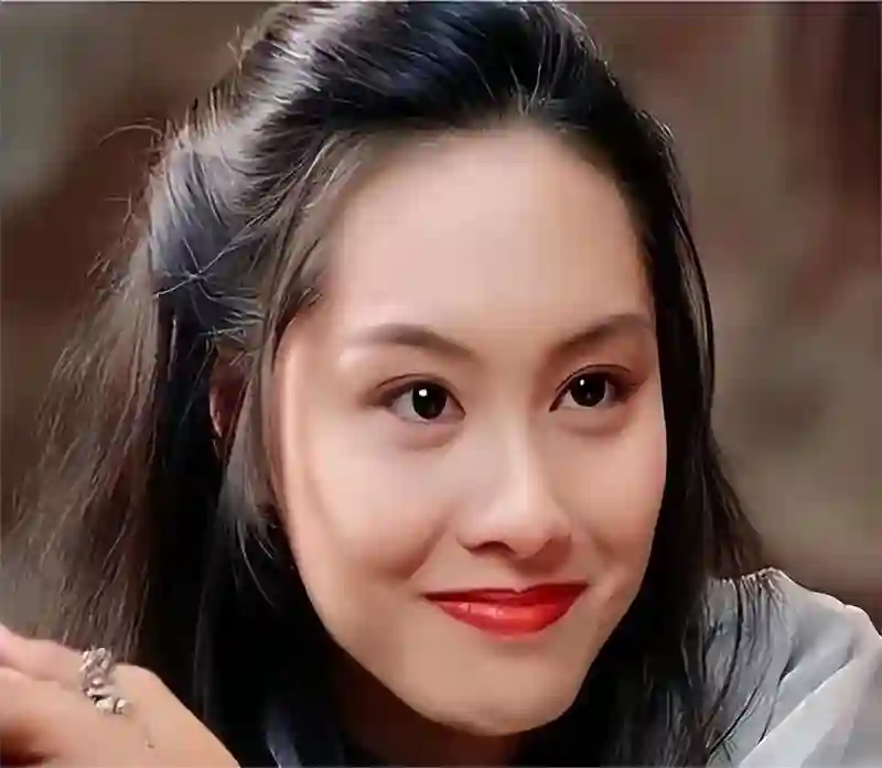 哇塞！52岁朱茵竟住深山陋屋开旧车，活成娱乐圈李子柒，太意外啦