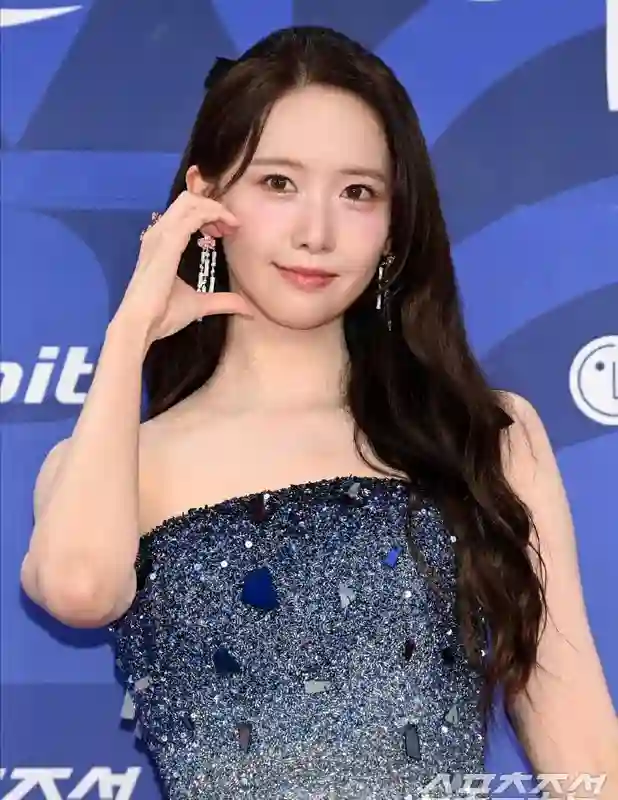 韩国青龙奖：IU拿视后美如初恋，李惠利变黑魔女，朴宝剑帅回巅峰