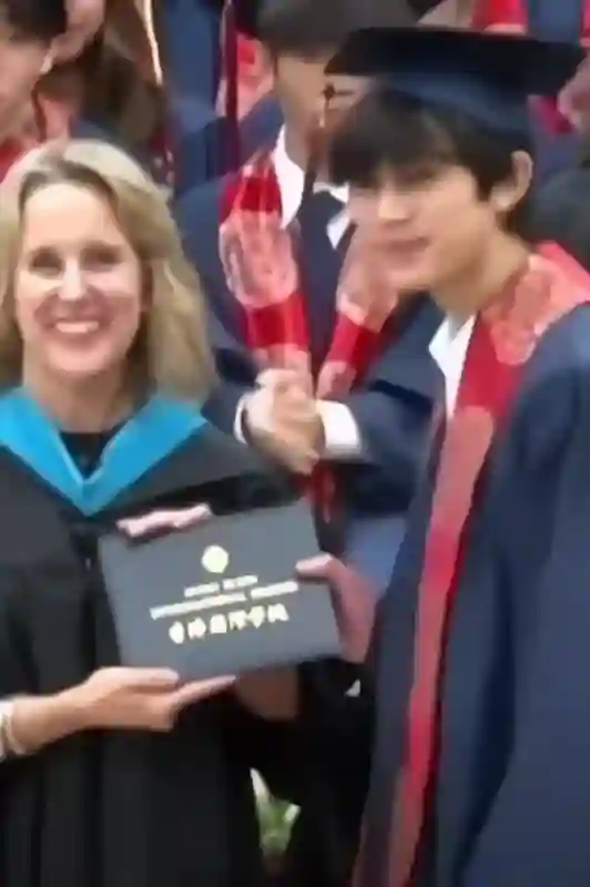 张智霖袁咏仪儿子高中毕业，魔童走路驼背，除了个高真没长过父母