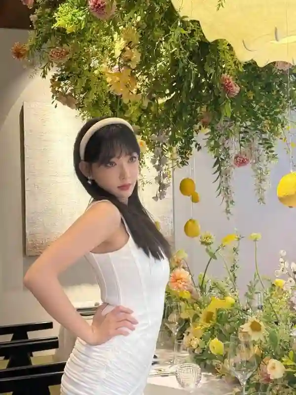程潇白色包臀裙勾勒S曲线！与鲜花同框秒变氧气美女，氛围感拉满