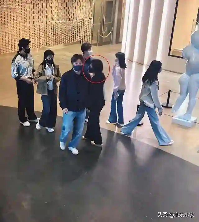 上海街头偶遇陆毅郭京飞两家！鲍莉短发眼镜惊艳众人，知性又优雅