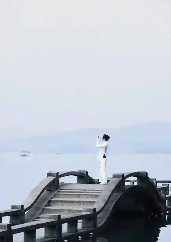 周迅西湖游玩，白色西装亮眼，优雅气质尽显！