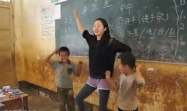 江一燕携夫走红毯，到处认干爹的茶艺大师，如今想靠浪姐“洗白”