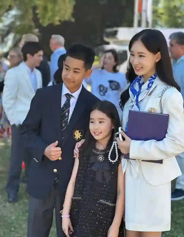 赵文卓晒一家五口温馨合照，恭喜大女儿高中毕业