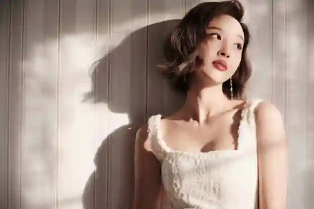 唐艺昕35岁颜值身材双在线，白包臀短裙秀美腿状态超好