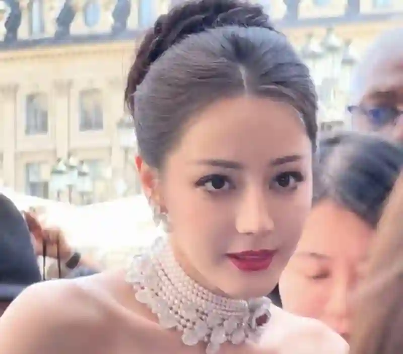 巴黎时装周：王一博帅翻，辛芷蕾脸圆了，迪丽热巴赫本风惊艳全场