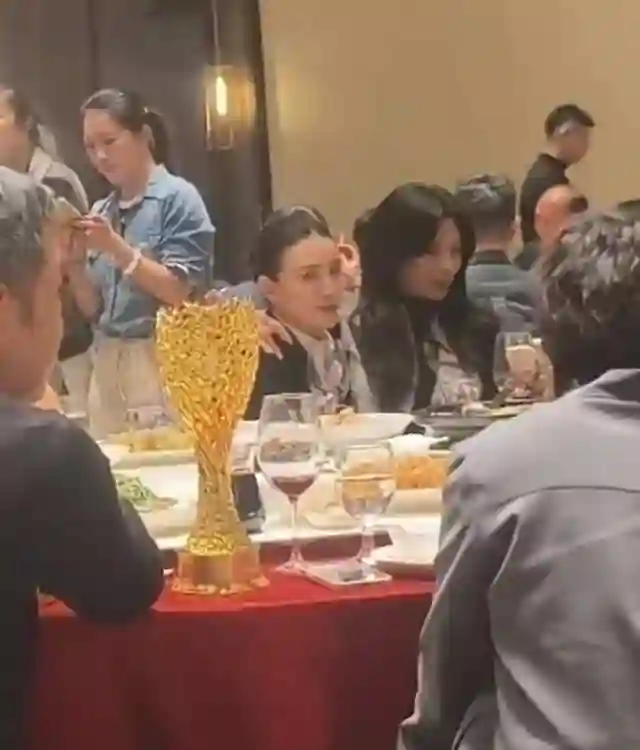 47岁刘涛微醺后彻底放飞，打扮淑女坐宋佳大腿上嗨聊，美女真性情