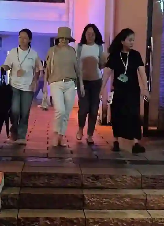 70岁林青霞在江西，穿着时尚一点不显老，与好友谢娜罕见同框