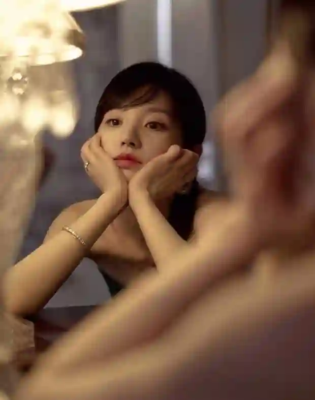 田曦薇绿抹胸礼服加身，美背线条勾勒优雅风姿