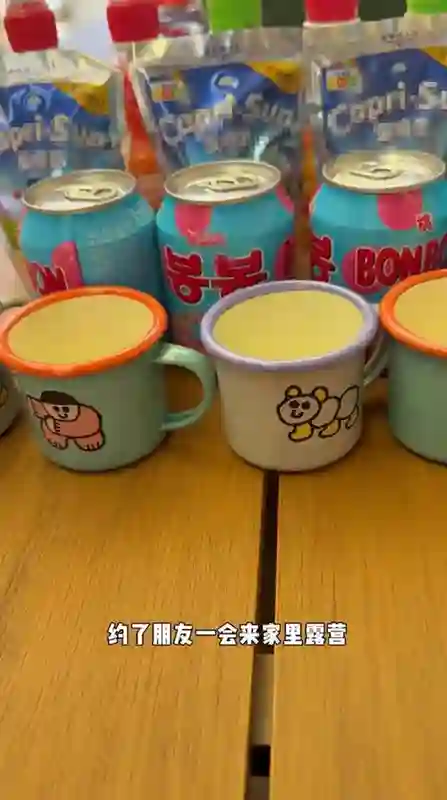 颖儿邀朋友来北京别墅露营，庭院内搭帐篷和超大充气城堡，好惬意