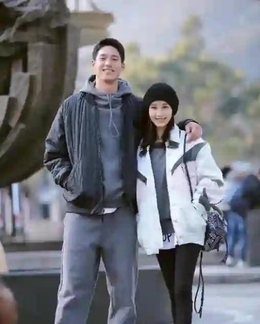 38岁王子文和儿子手拉手露面，12岁豆芽身高赶上妈，气质憨厚随父