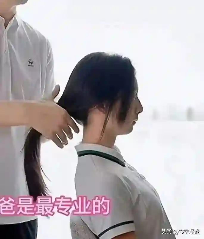17岁森碟在北京被偶遇，纯素颜买仓鼠，下巴矫正后好漂亮