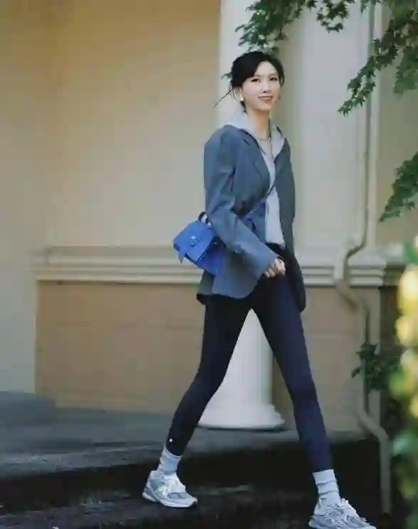 看了杭州街拍才发现：阔腿裤不兴了，满大街都穿“无痕裤”，时髦显瘦又洋气