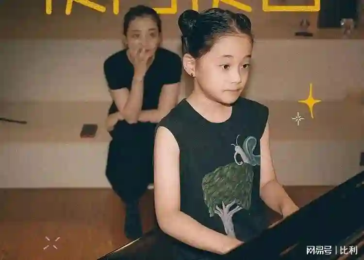 梅婷北京豪宅内景曝光，十个人住一栋别墅，屋里有些杂乱