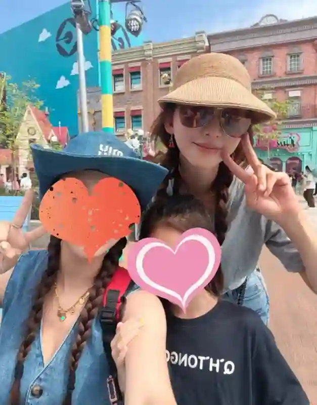51岁林志玲新加坡带娃，双腿细长背影很少女，小12岁老公像流浪汉