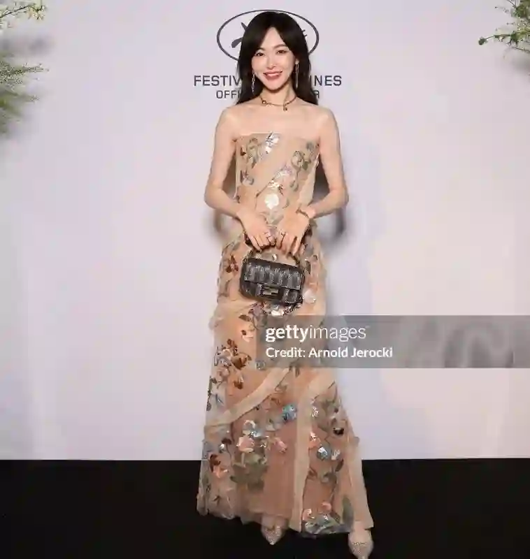 42岁唐嫣戛纳生图来了！苹果肌下垂眼神涣散，新剧扑街影响状态