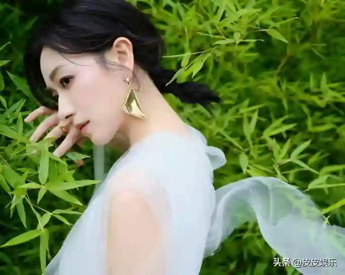 与胡歌互相成就，不婚主义却隐婚生子，43岁万茜成为人生赢家
