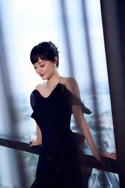 孙俪黑色礼服造型简约大方 午后品茶镜头下诠释优雅摩登