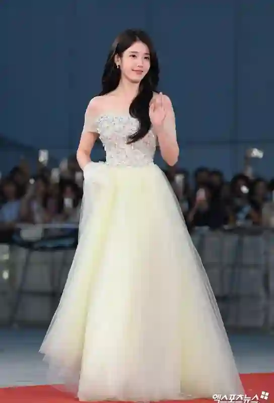 韩国青龙奖：IU拿视后美如初恋，李惠利变黑魔女，朴宝剑帅回巅峰