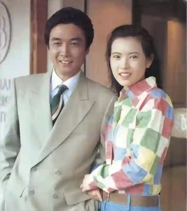 60岁港星刘松仁与23岁泰国空姐的真爱传奇：不惧变性传闻，30年恩爱如初