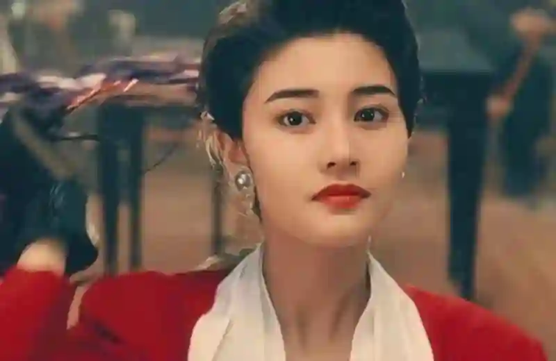 李嘉欣闪现新加坡！晒港风美照大秀魔鬼身材，20岁既视感绝了！