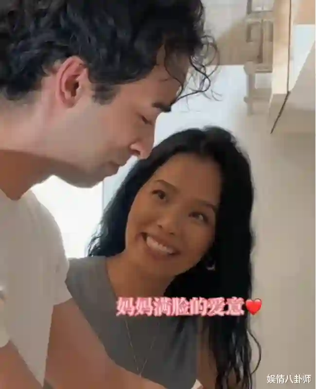 天后韦唯大儿子罕见同框，帅气儿子迷人眼，60岁韦唯逆龄状态惊艳
