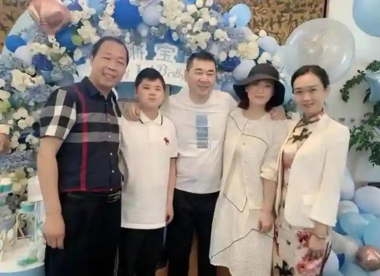 蒋勤勤太会生了，儿子一个比一个帅气！带儿子逛环球影城被偶遇