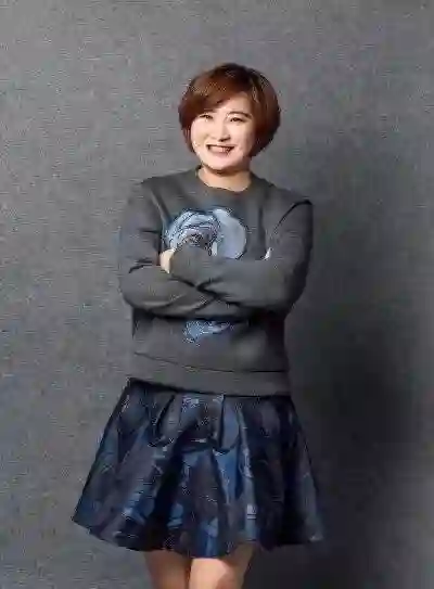 贾玲43岁庆生照曝光，本人超瘦引发网友热议，女神模式开启？