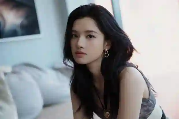 张婧仪西装造型尽显干练，微卷发甜度超标