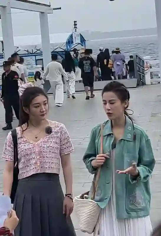 42岁黄圣依和31岁陈梦同框：相差11岁，看着却像同龄人一样