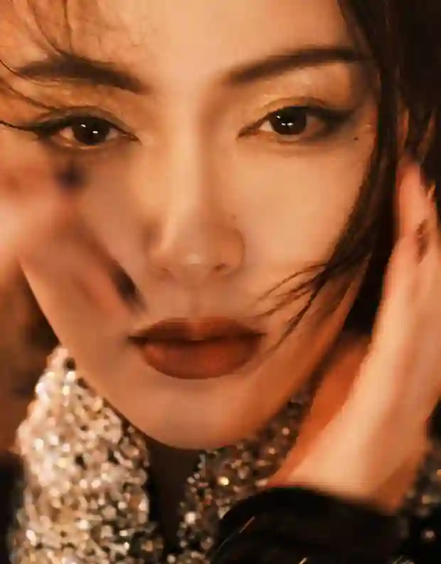 唐嫣身着修身黑裙勾勒曼妙曲线，鎏金眼妆解锁酷飒高级感