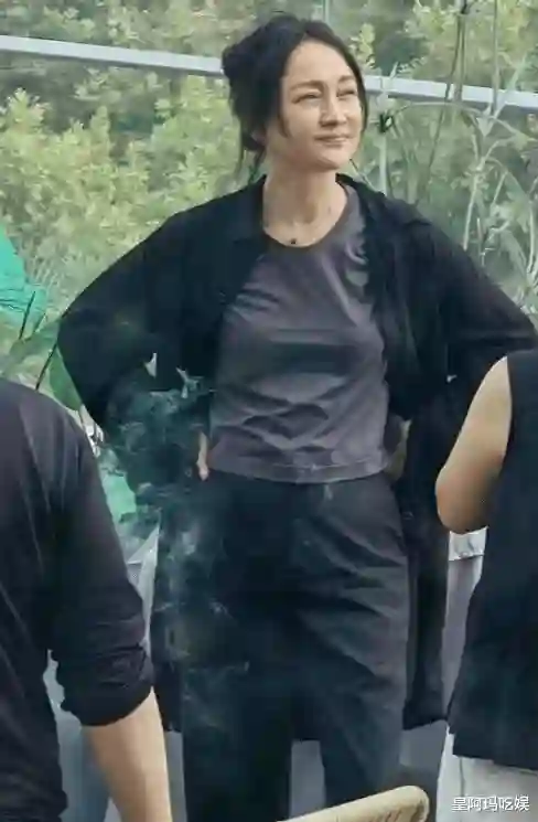 50岁周迅为何如此苍老？无美颜皱纹满脸，宛如乡村老妪