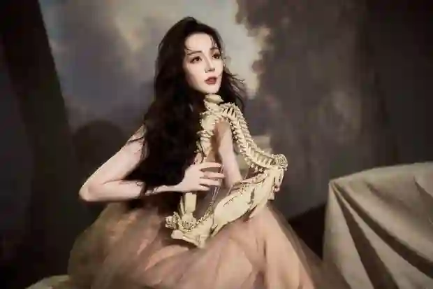 迪丽热巴一袭纱裙演绎古典浪漫，低眉抚琴间尽显神秘性感