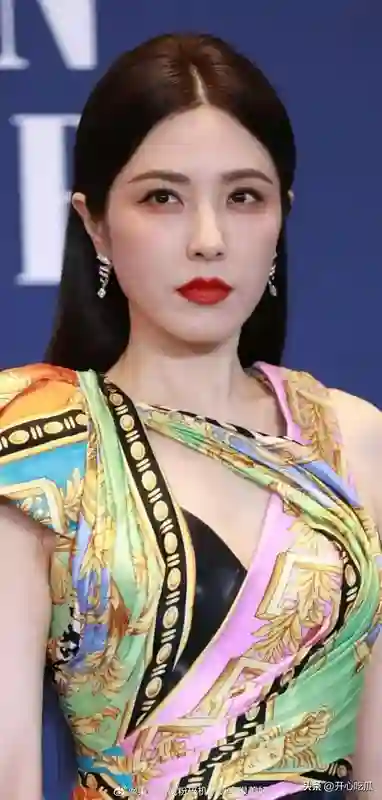 曾黎严重塌房，她的同学章子怡、胡静都红了，她没红，是有原因的