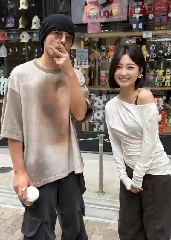 周杰伦和昆凌在日本游玩，又黑又瘦，像刚从非洲回来，变化太大了